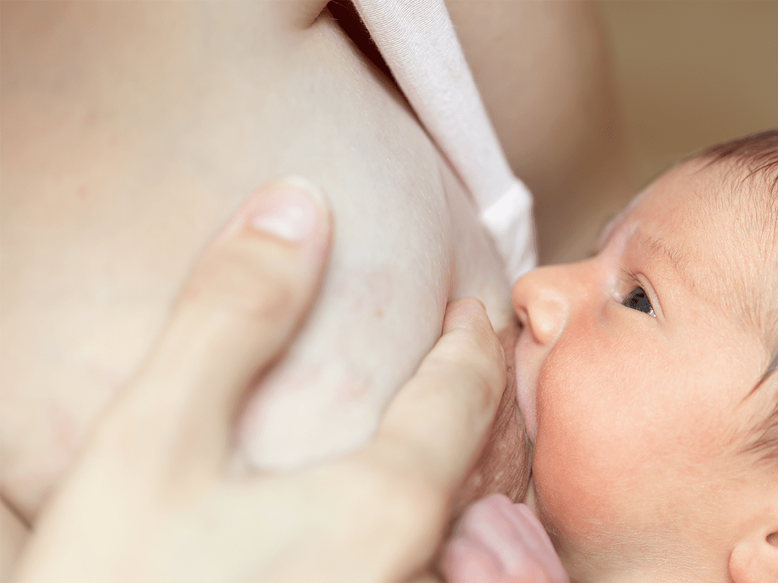 почему новорожденный берет только одну грудь фото 69